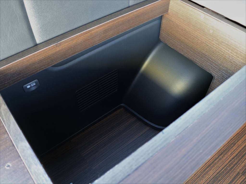 左右のＢＯＸは小物を入れるのにピッタリです！