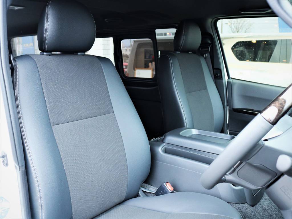 運転席シート、専用ハーフレザーシート！