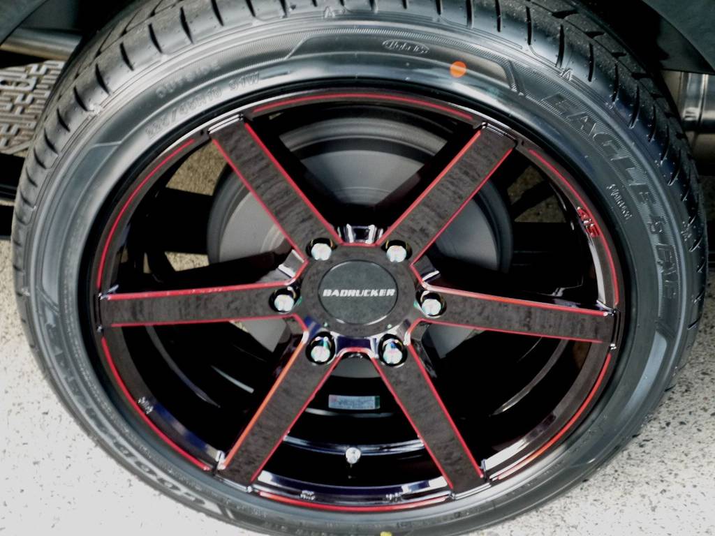 足元には限定カラー ４１５ＣＯＢＲＡ バットラッカーＳＤ６ レッドシャドー１８インチアルミをインストール！！