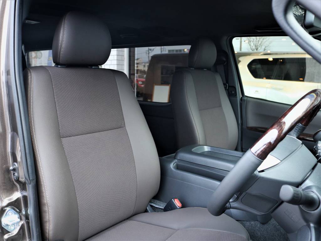 運転席シート、専用ハーフレザーシート！
