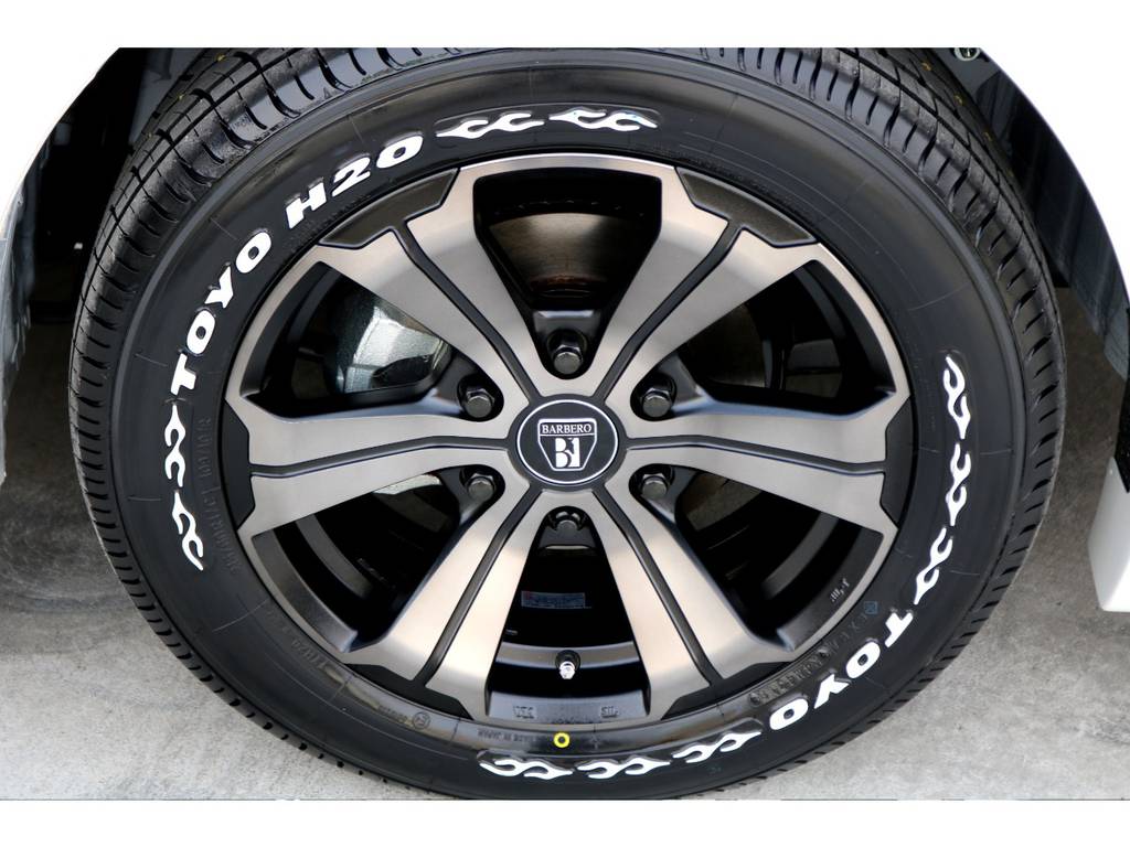 足元にはオリジナルカラー バルベロＵＧ１７インチアルミにＴＯＹＯ Ｈ２０タイヤをチョイス！！