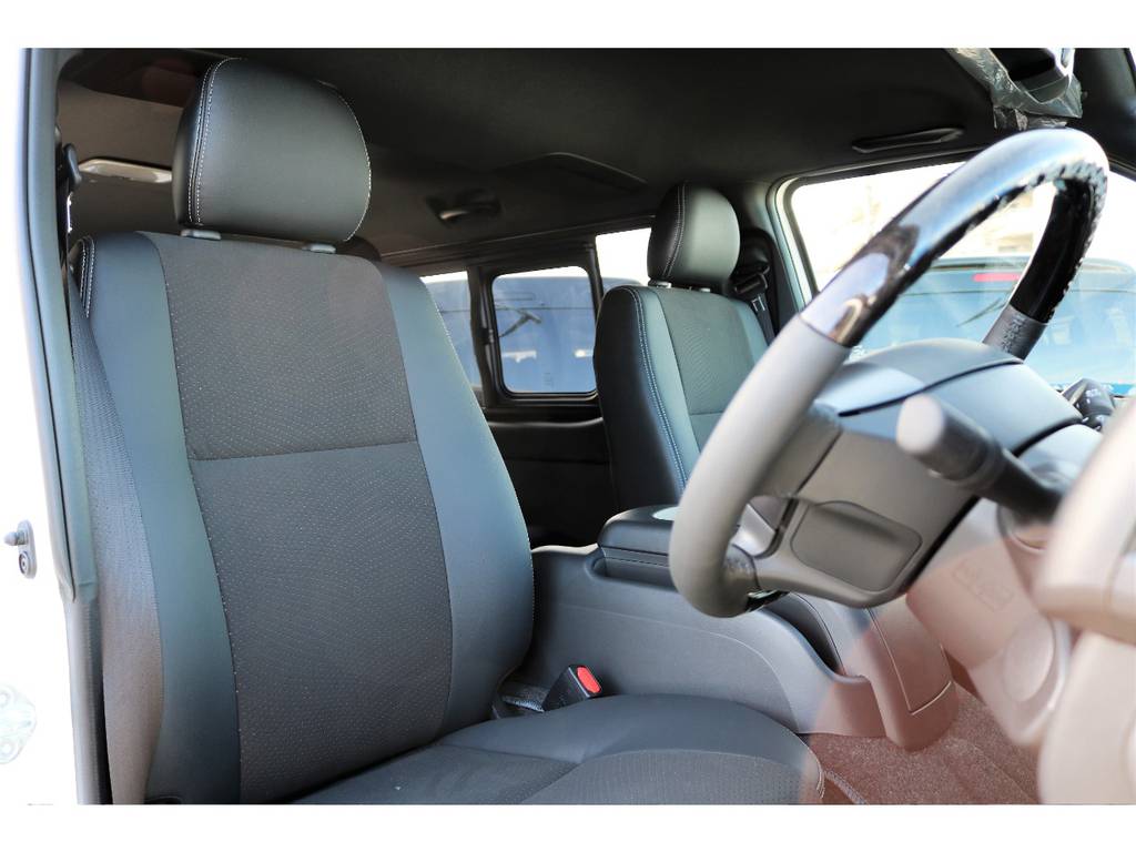 もちろん運転席もダークプライム仕様です！
