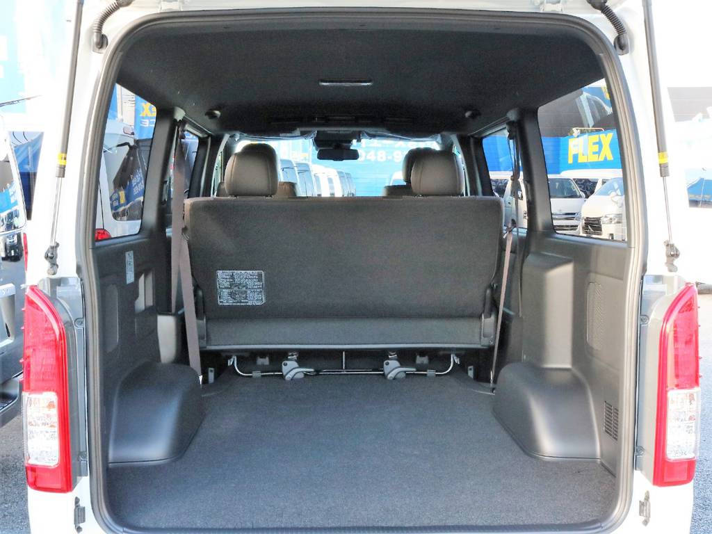 特別仕様車専用内装でシックな仕上がりに、広大ラゲッジスペースは使い勝手抜群です！