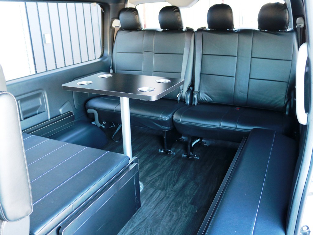 脱着可能なセンターテーブルを囲んでのリビング展開も可能です♪取り外したベッドマットは車内に収納が可能となっております！
