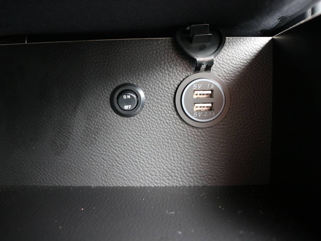 スライドドア付近の収納スペース内にUSBポートを備えております！車中泊には必須の装備ですね！