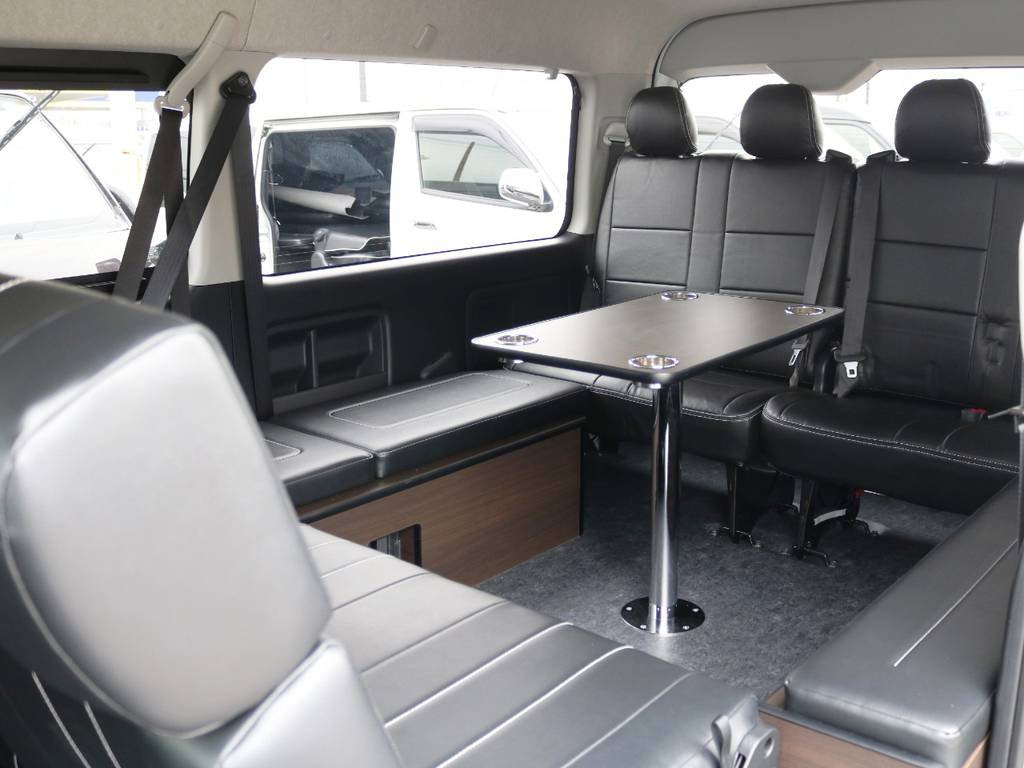 脱着式センターテーブルをはさんで、リビングの様に対座展開が可能なお車です！