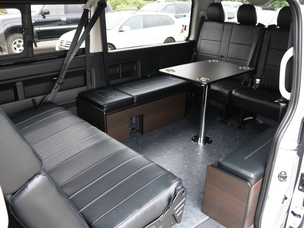 脱着式センターテーブルをはさんで、リビングの様に対座展開が可能なお車です！