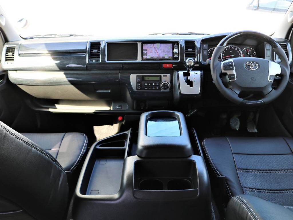 運転席周辺は黒木目調インテリアパネルキットを装着し高級感のある内装に仕上げました！