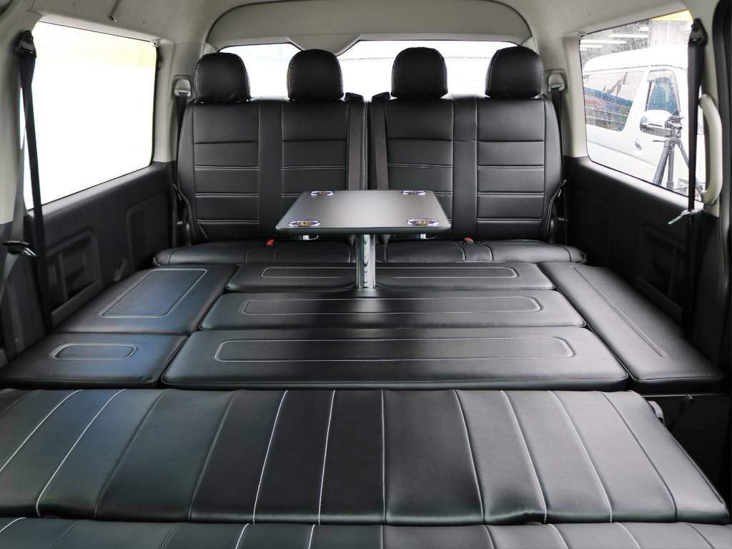 セカンドシート以降はフルフラットに変更可能！車中泊にはピッタリな代物です！