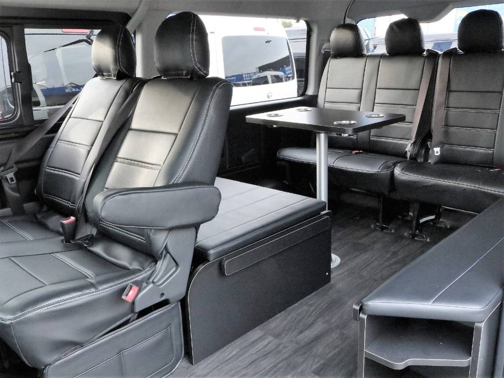 センターテーブル付きですので、車内でお食事もお楽しみいただけます！