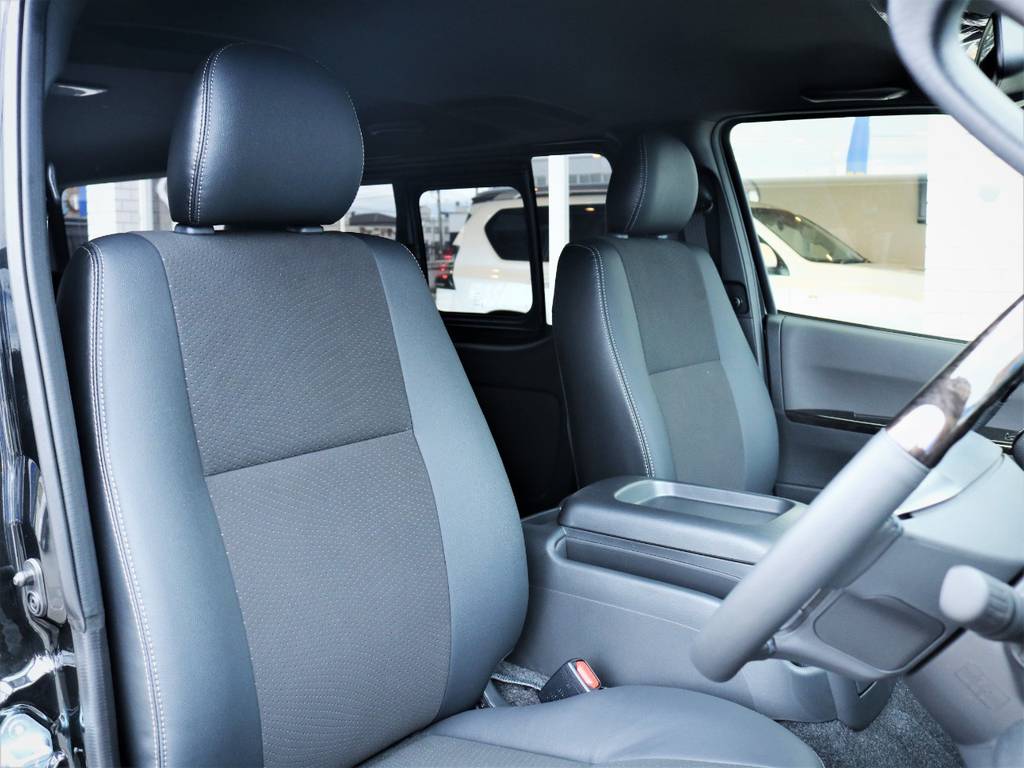 運転席シート、専用ハーフレザーシート！