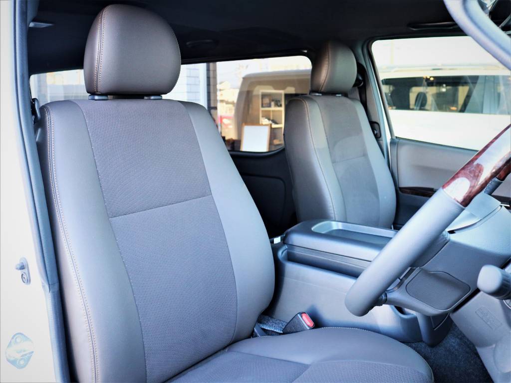 運転席シート、専用ハーフレザーシート！