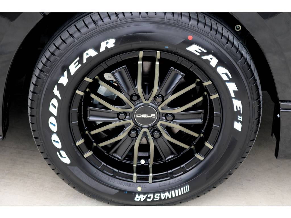 足元にはＦＬＥＸオリジナル ＤＥＬＦ-ＭＦ０１ １６インチアルミにナスカー ホワイトレタータイヤをチョイス！！