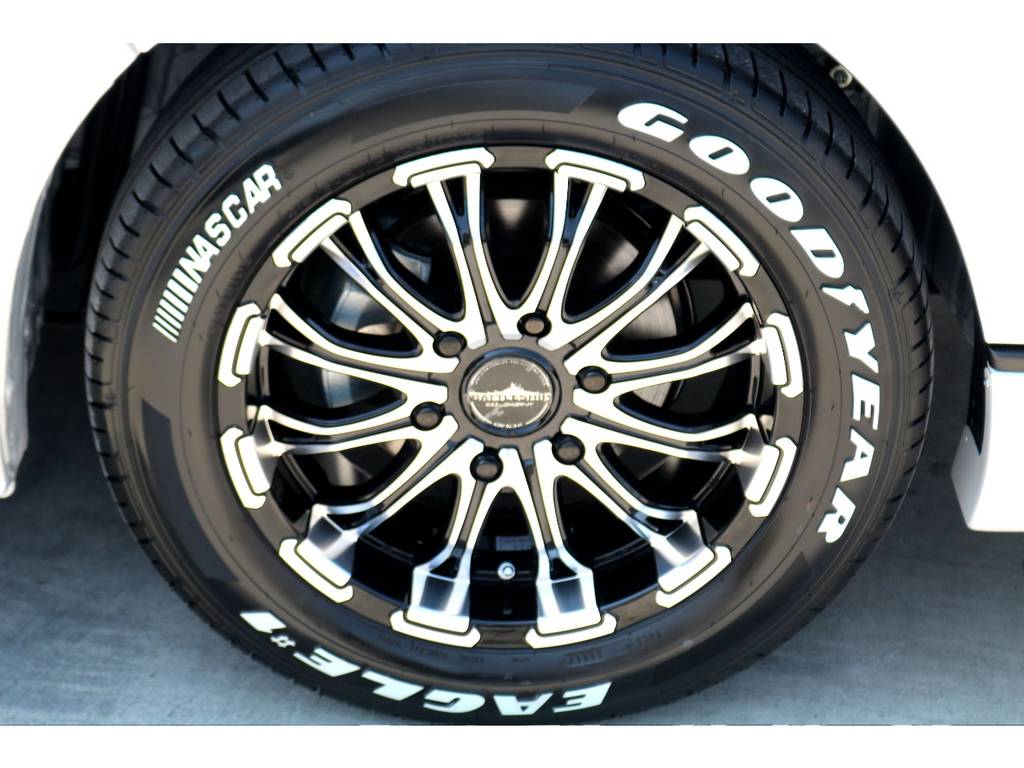 足元にバトルシップ １７インチアルミにナスカー ホワイトレタータイヤをチョイス！！