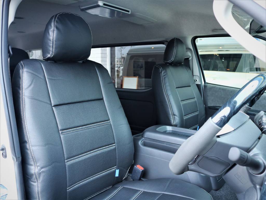 運転席シート、黒革調シートカバー付き！
