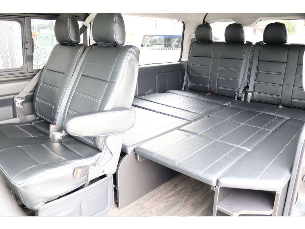 マットを敷きテーブルを取り外すと車中泊も可能です!!