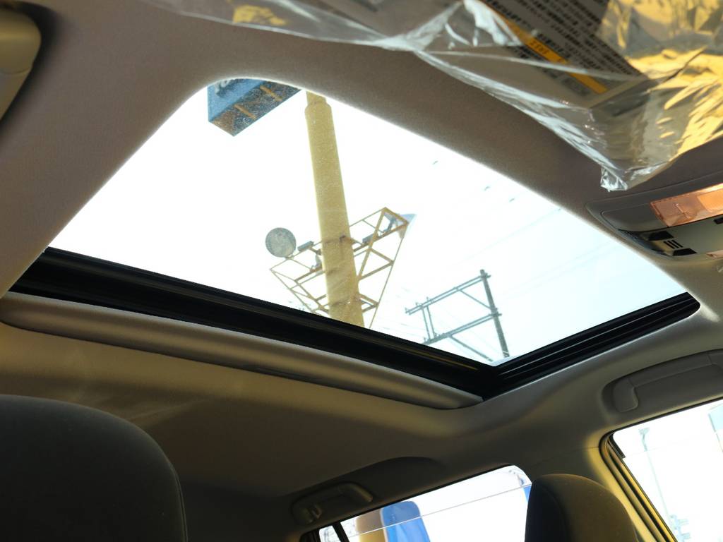 あると嬉しい人気のオプション・サンルーフ♪光の取り込みや車内の空気の循環など見た目だけでなく実用性も兼ね備えたアイテムです★