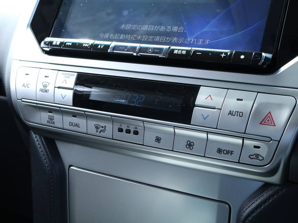 中期型からデザインが一新されたセンターパネル★先進的かつ実用的なレイアウトは車内の雰囲気をより高級にしています♪