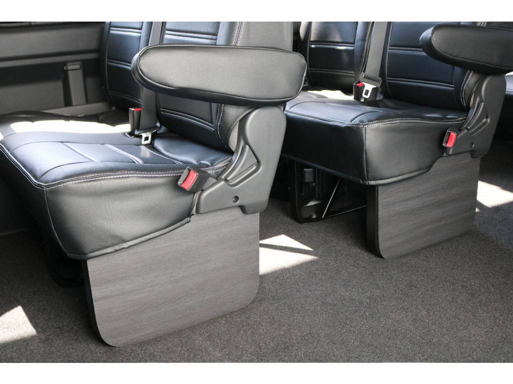 全席ＦＬＥＸオリジナル黒革調シートカバー装着済みです。シックな車内空間で落ち着きますね！