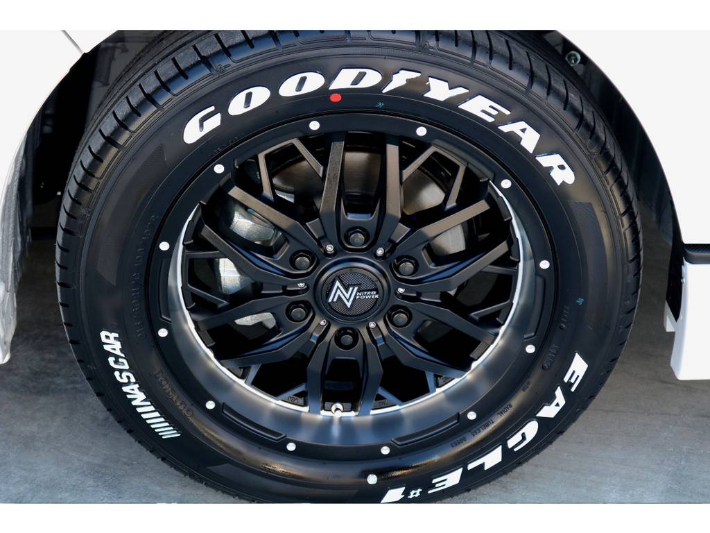 足元にはナイトロパワー ガジェット１７インチアルミにナスカー ホワイトレタータイヤをチョイス！！