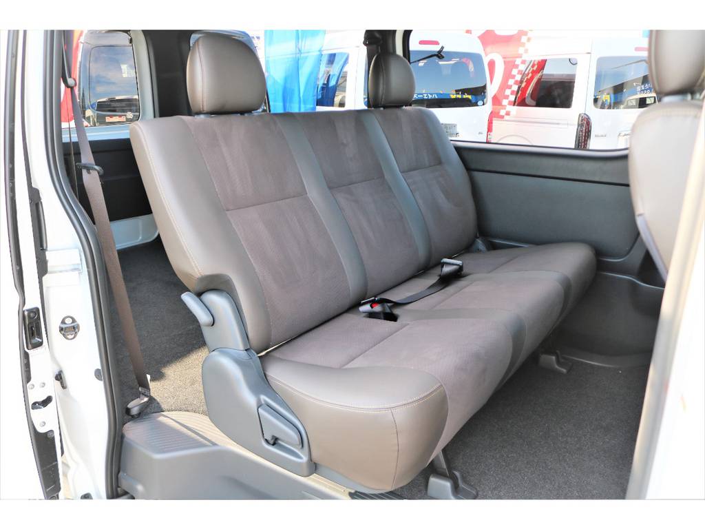 後席のベンチシートもダークプライム仕様の皮調ベンチシート！最大乗車人数5人乗りの貨物車です！