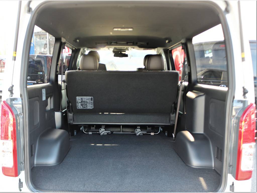 ハイエースならではの広い車内空間は重い荷物を積むお仕事やご趣味に活躍します！