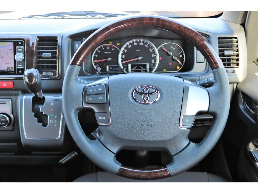 ステアリング・シフトノブも特別仕様になっております！