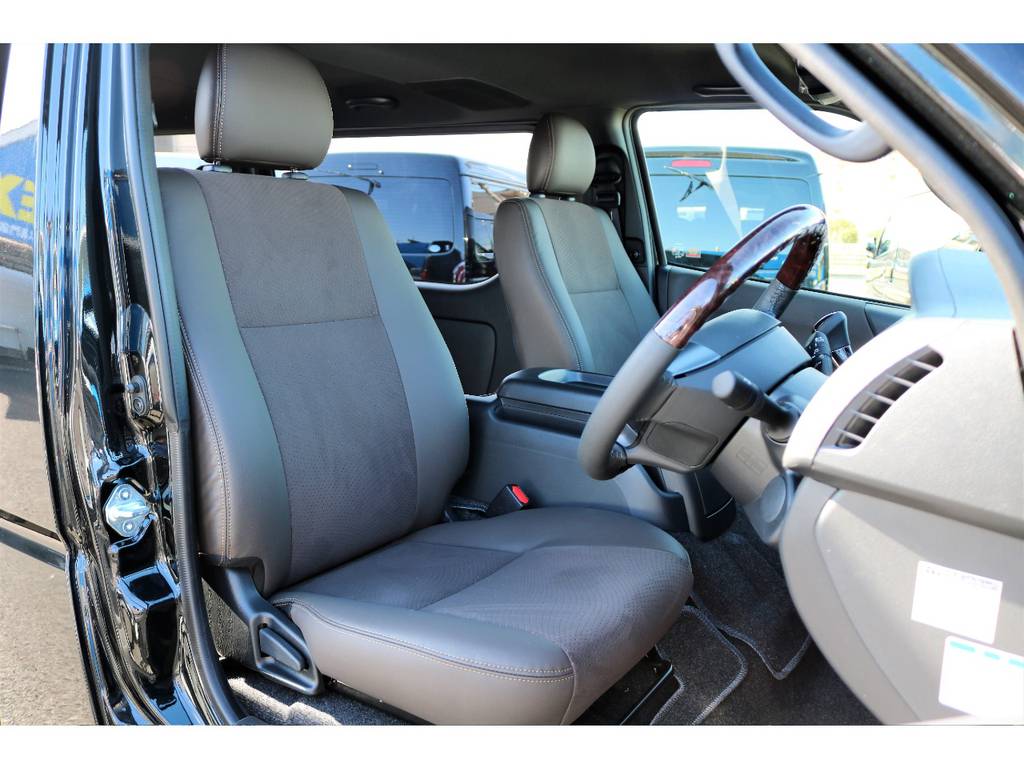 フロントシートも特別仕様！！