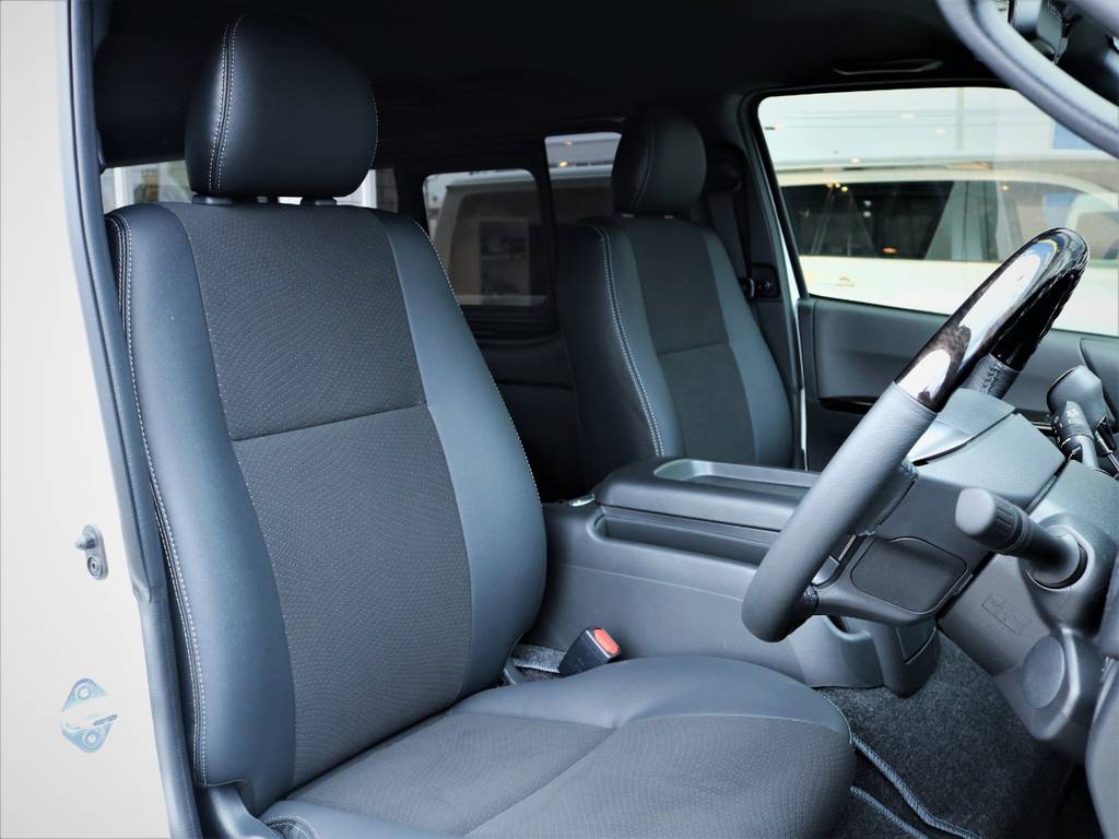 運転席シート、専用ハーフレザーシート！
