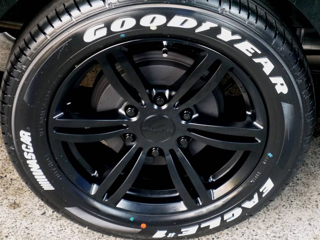 足元には４１５ＣＯＢＲＡ バットラッカー１７インチにナスカータイヤをインストール！！