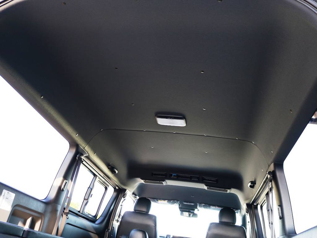 天井やピラーなど、インテリアのカラーが標準でブラックとなっており、車内に高級感がございます♪