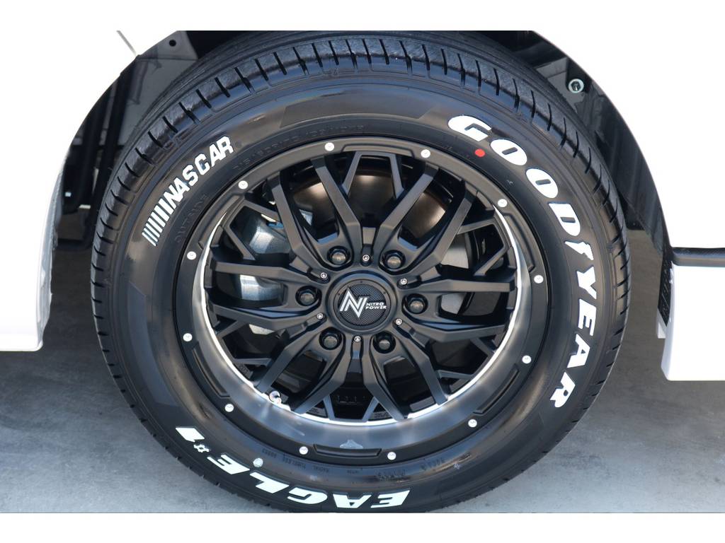 足元にはナイトロパワー ガジェット １７インチアルミにナスカー ホワイトレタータイヤをチョイス！！