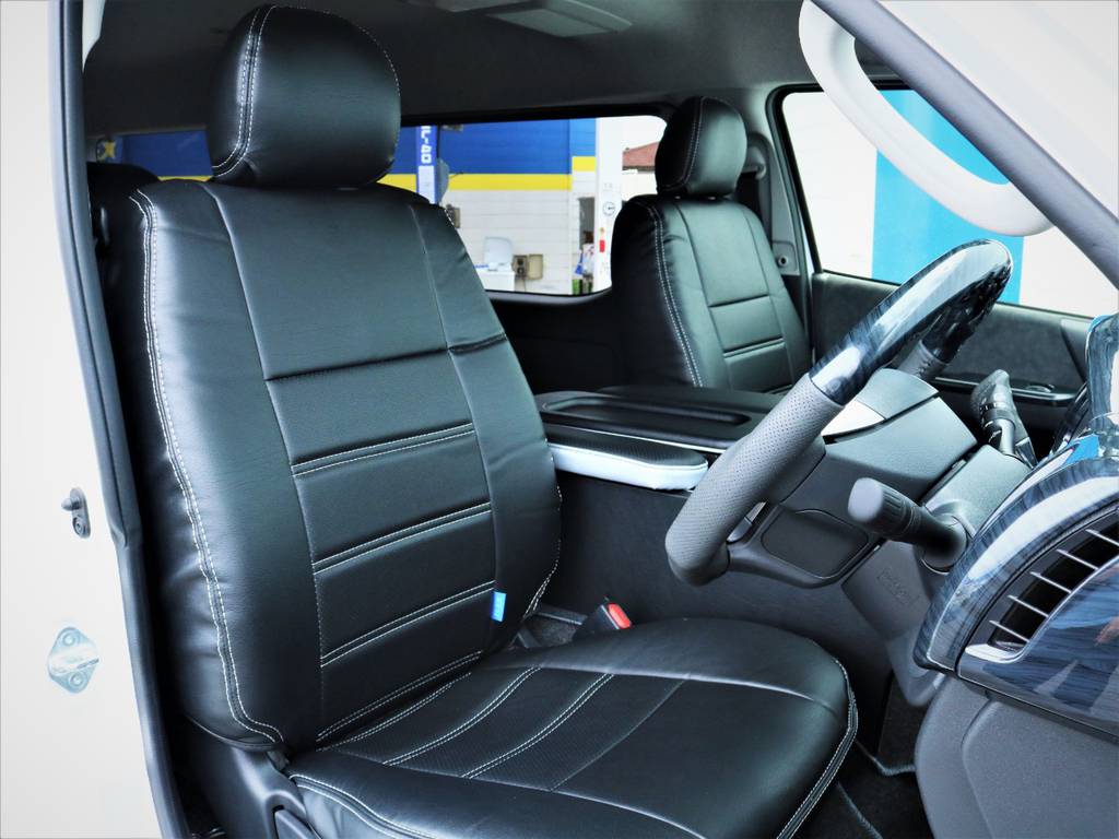 運転席シート、黒革調シートカバー付き！
