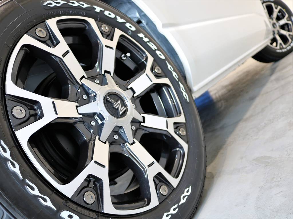 足元はウォーヘッド17in/TOYO H20タイヤ！