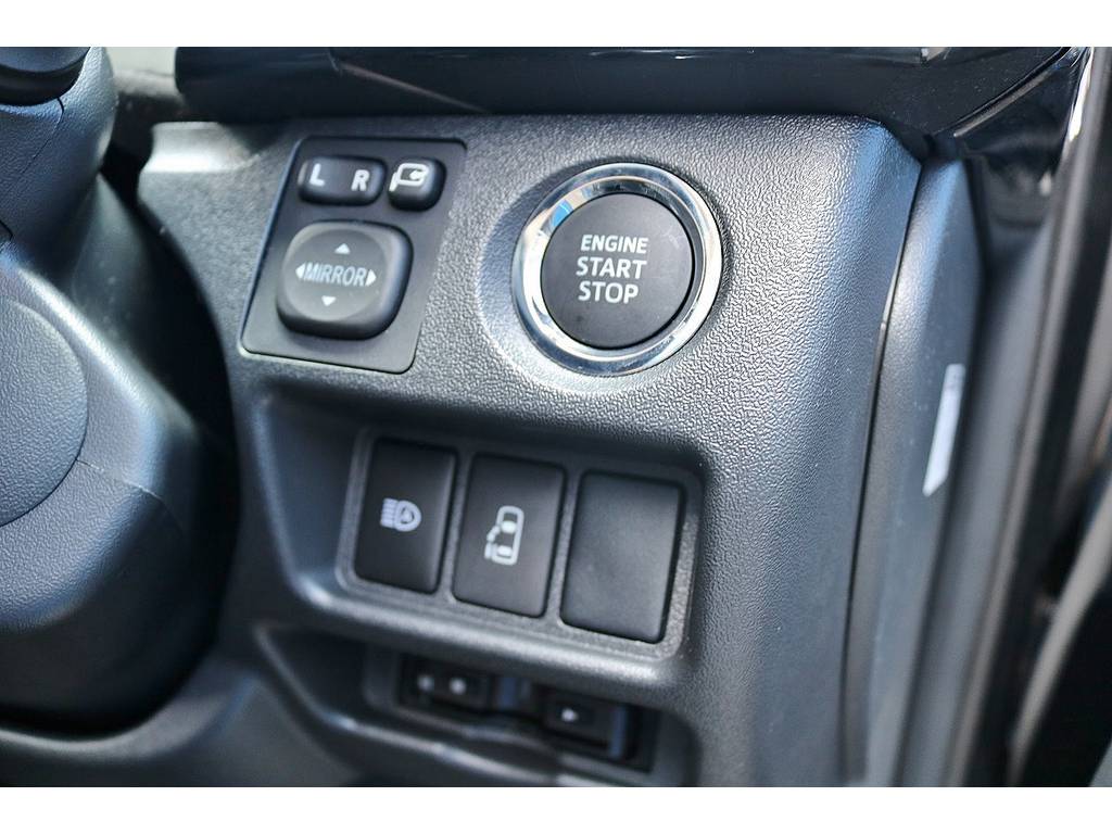 ＴＳＳ装備車！プッシュスタート・パワースライドドア等メーカーオプションも充実です！