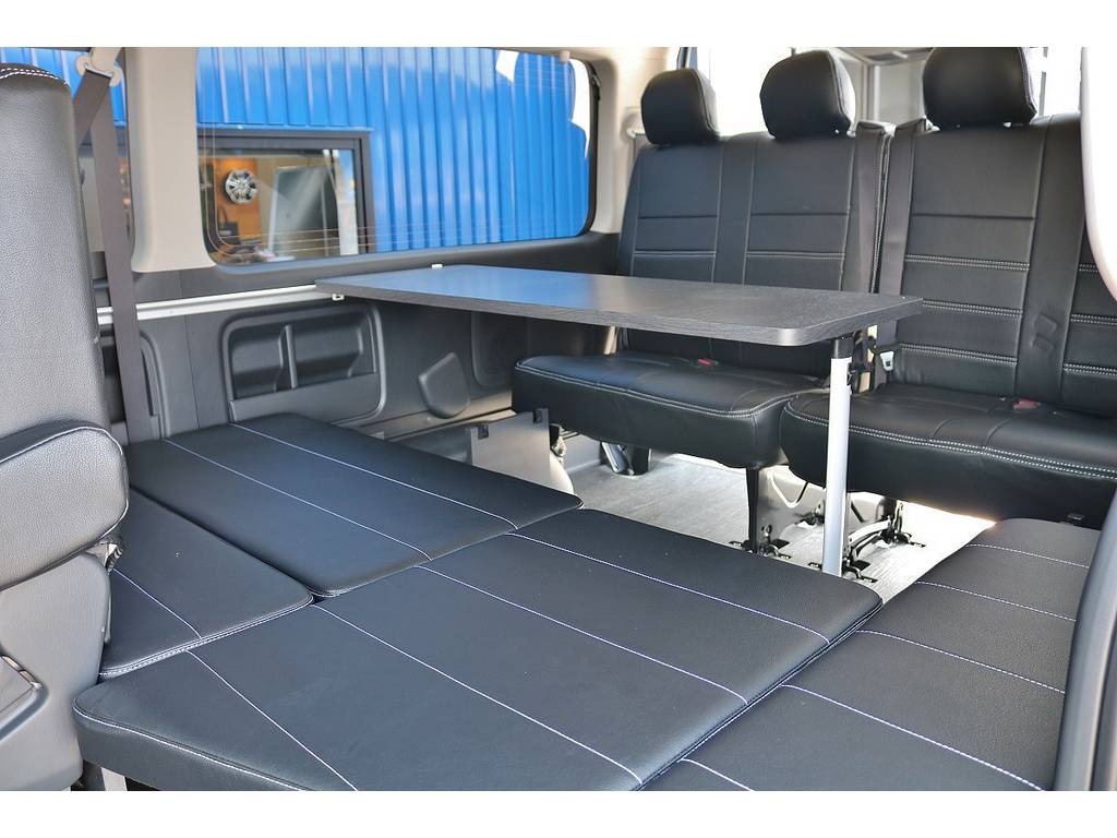 専用テーブル取付で車内で食事などもお楽しみ頂けます！