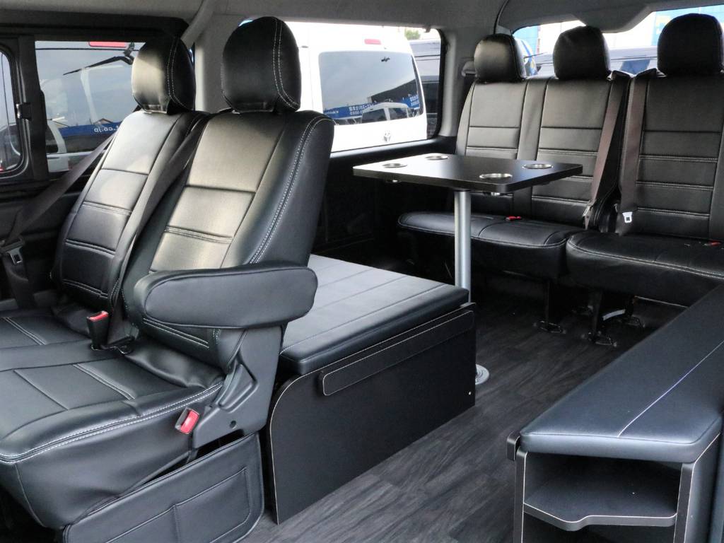 テーブル標準装備で車内泊でもごゆっくりお過ごし頂けます！