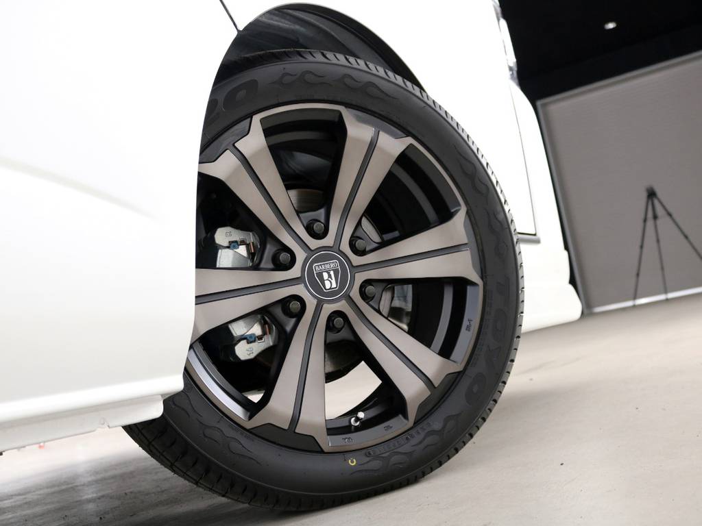 クリムソン　バルベログランデ　１８インチアルミホイール！車検対応のＴＯＹＯ　Ｈ２０タイヤ装着済みとなっております♪