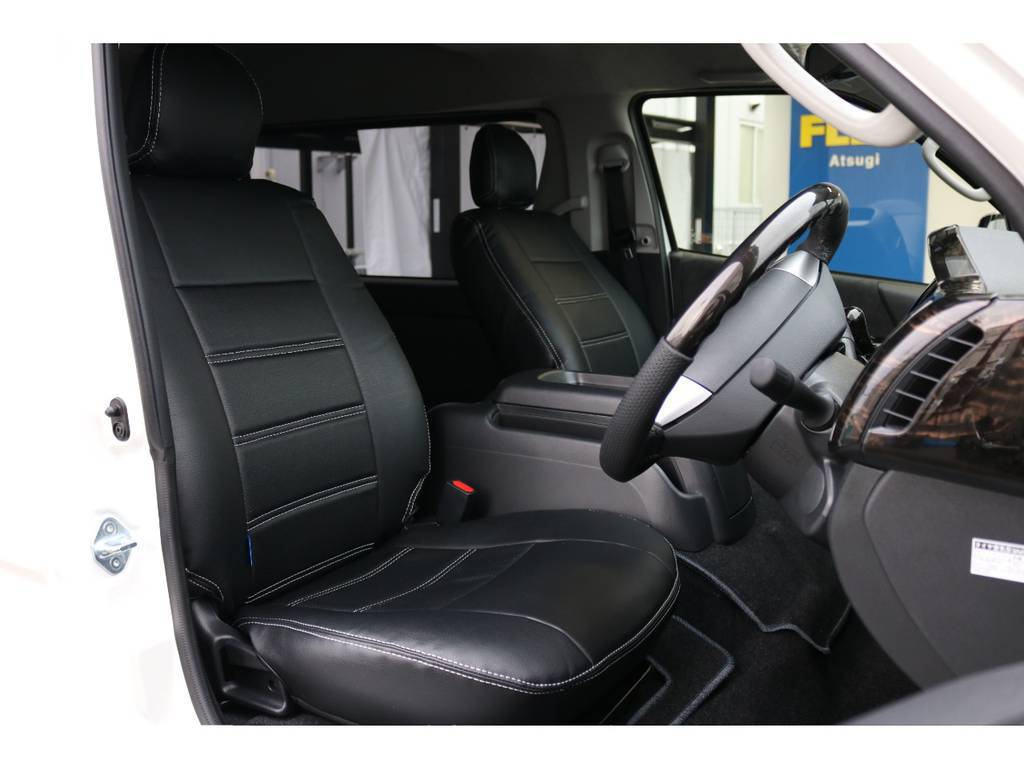 運転席側のドアを開けたイメージです。ハイエースは車高が高くて前がないので運転しやすいですよ！