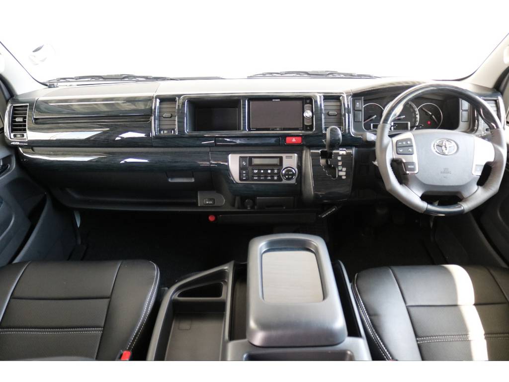 運転席のイメージです。ハイエースは車高が高く前がないので運転しやすいですよ。