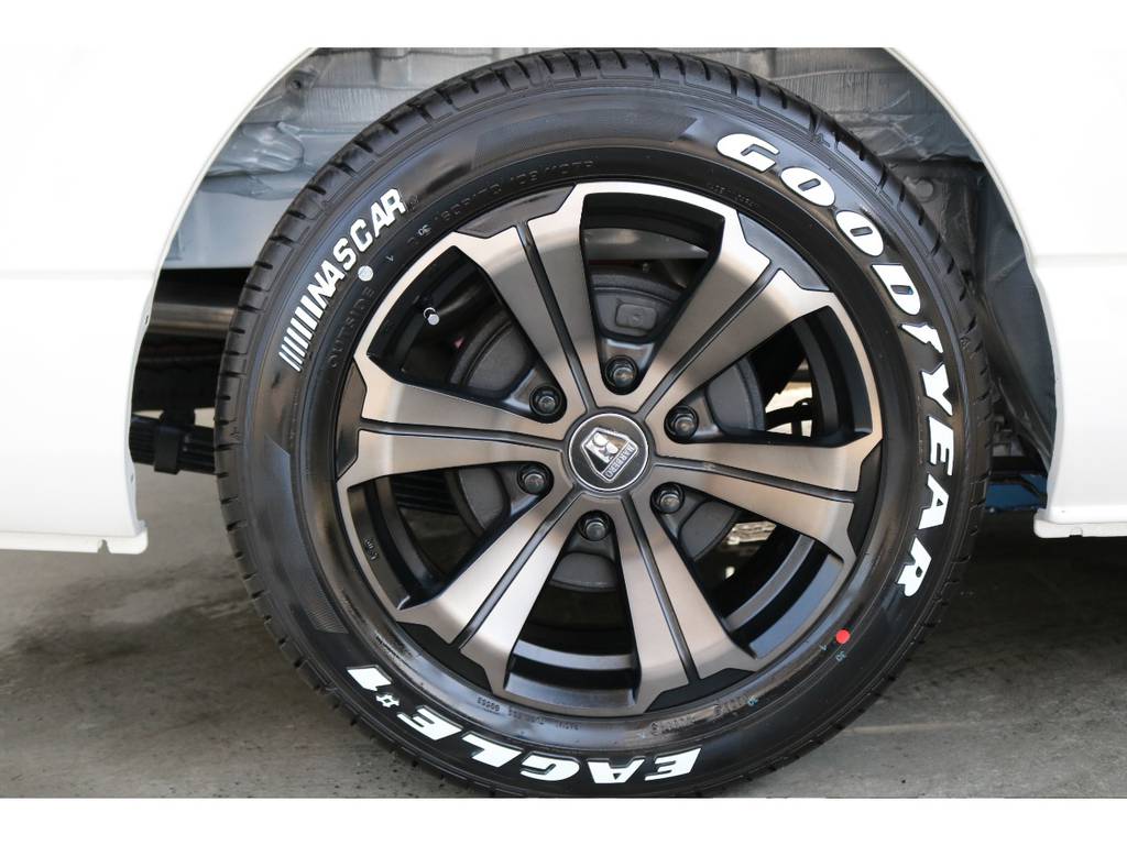 バルベロ１７インチアルミとグッドイヤーイーグルナスカー１７インチタイヤ装着済です。