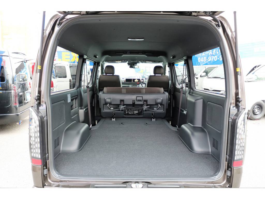 ワイドボディならではの広い荷室！ベットキットカスタムもお任せください！