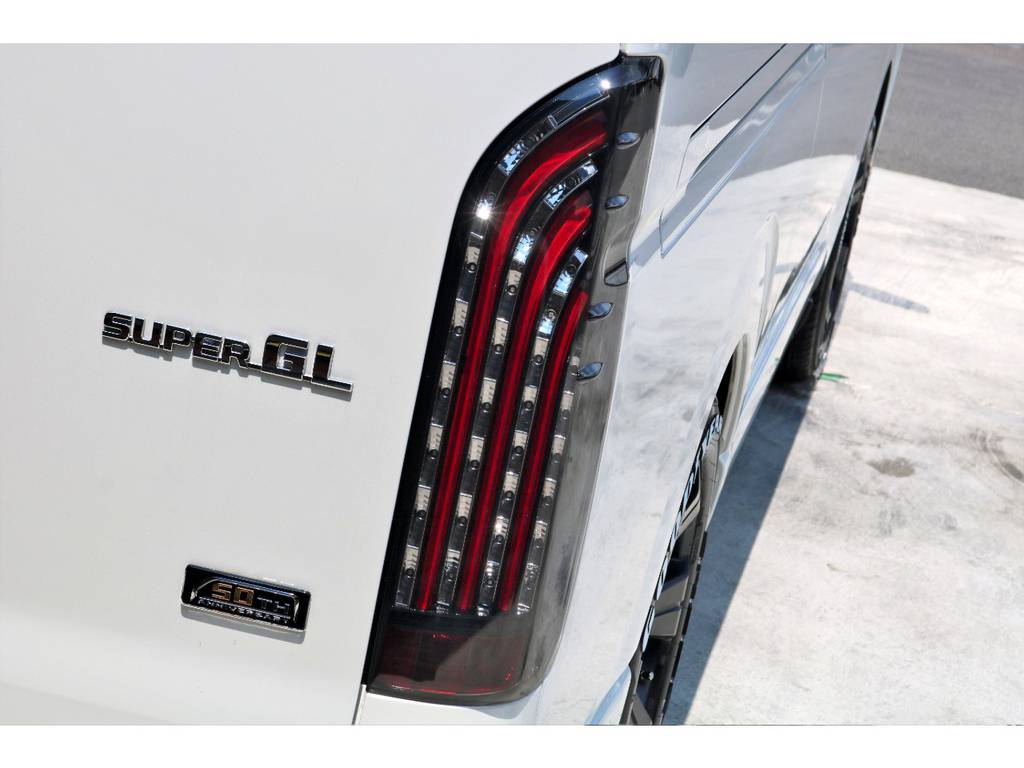 ＦＬＥＸオリジナル 煌きレッドＬＥＤテールを装着！車体カラーとのコントラストが美しいです♪テールランプのお取り扱いも多数ございますので、ご用命下さい！