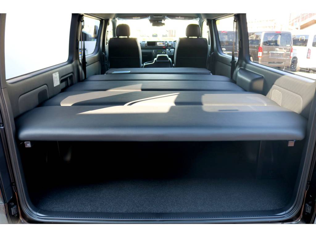 フルフラット展開で全長２ｍを超える巨大スペースへ♪寝袋１つで車中泊旅が可能です！