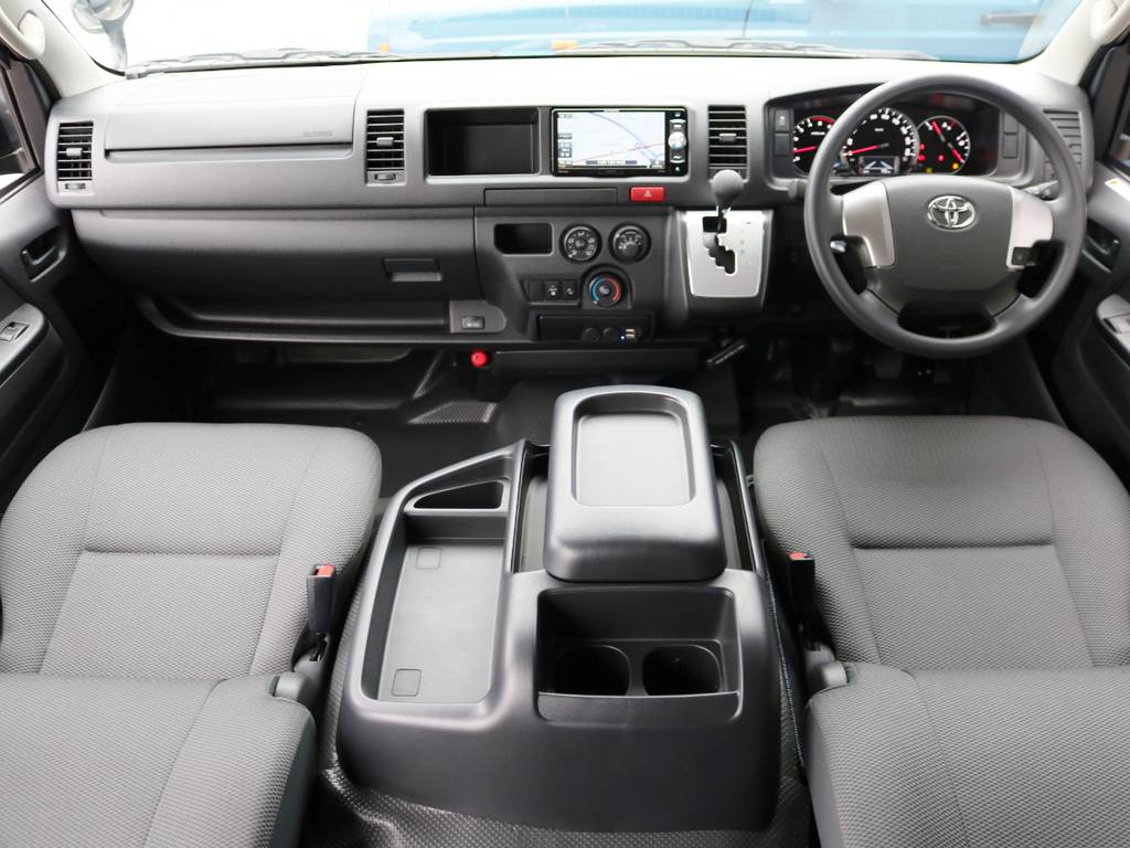内外装ライトにカスタムを施したハイエースバン　スーパーロングが入庫致しました♪