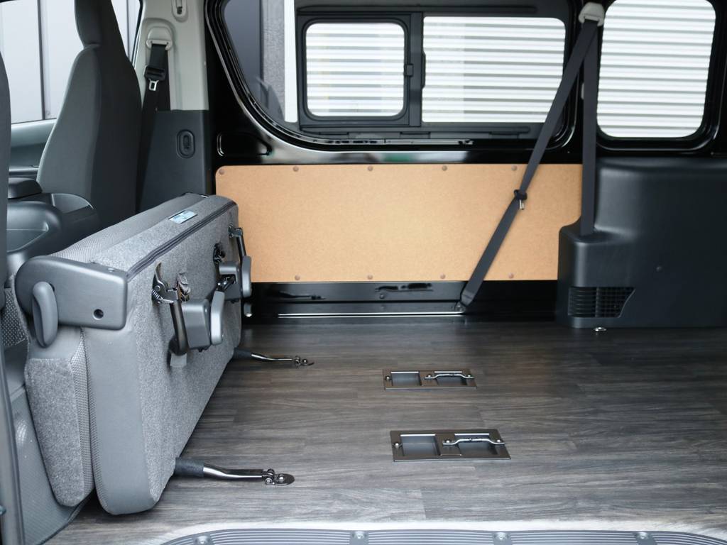 ２列目シートは跳ね上げ収納が可能です！
