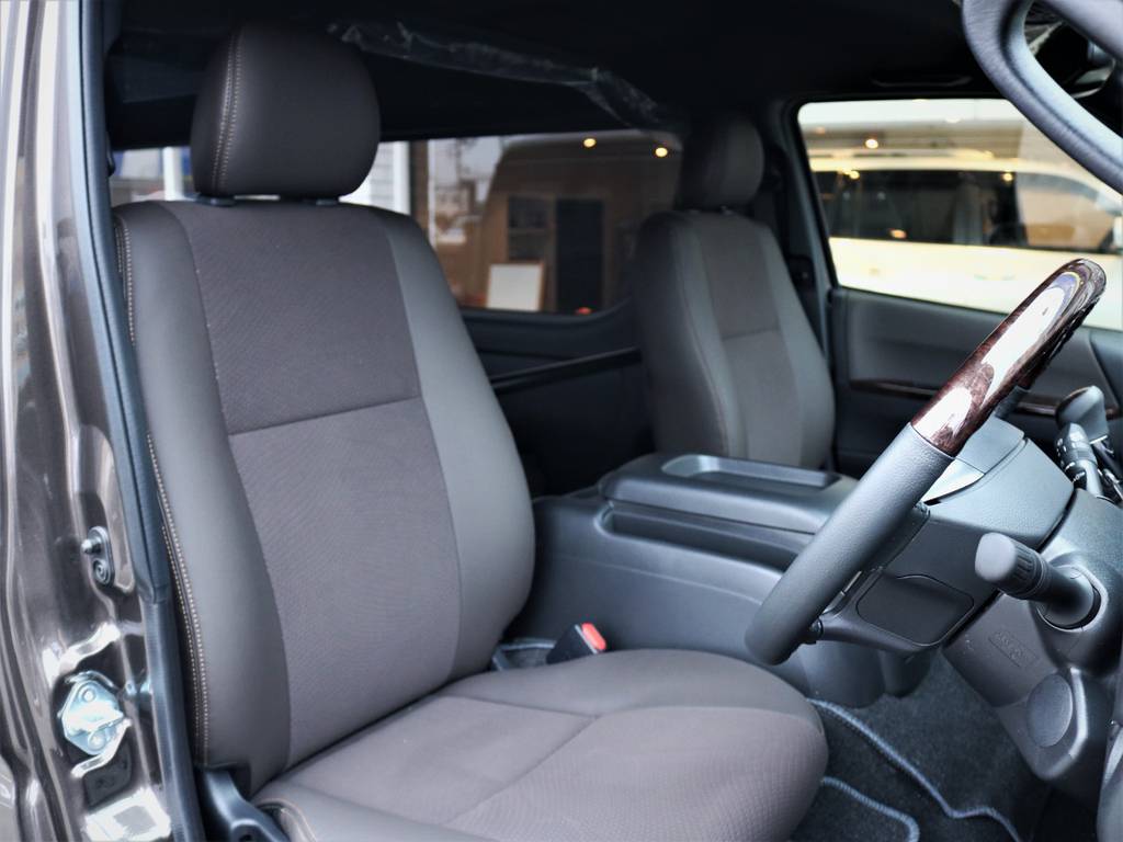 運転席シート、専用ハーフレザーシート！