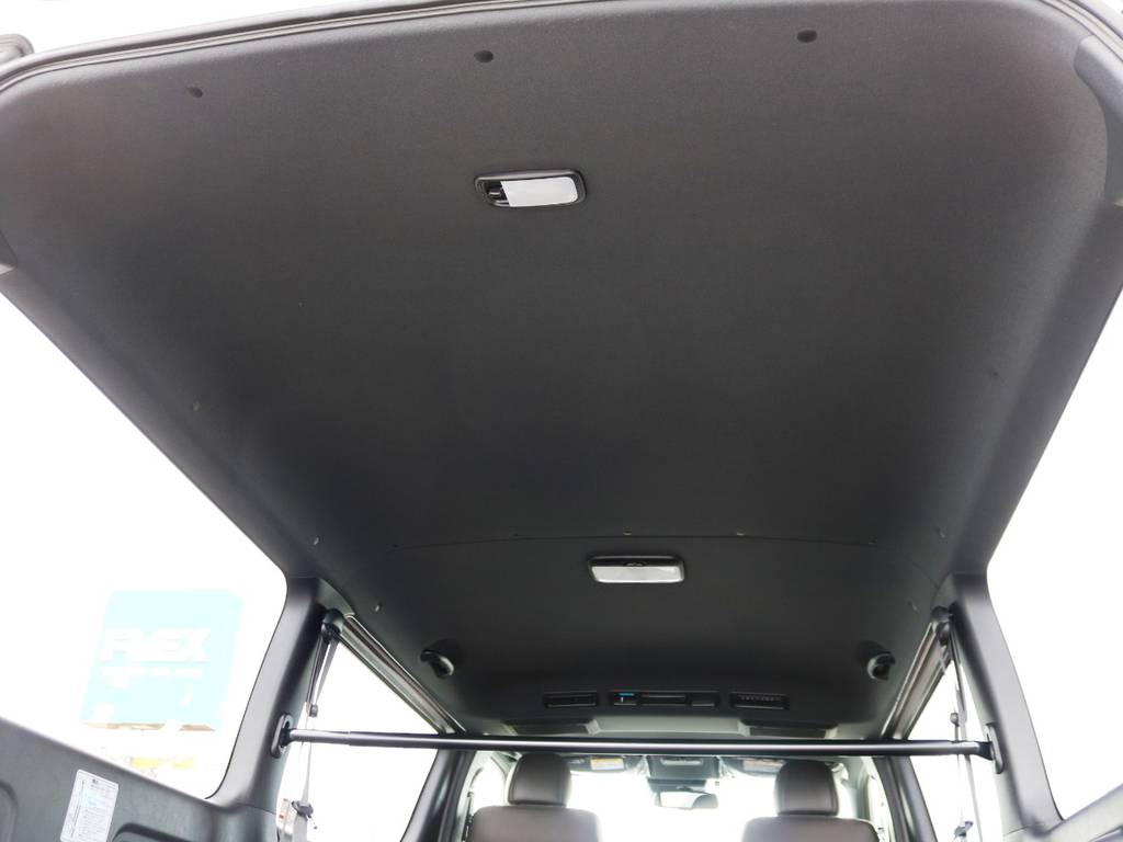 天井やピラーなど、インテリアのカラーが標準でブラックとなっており、車内に高級感がございます♪