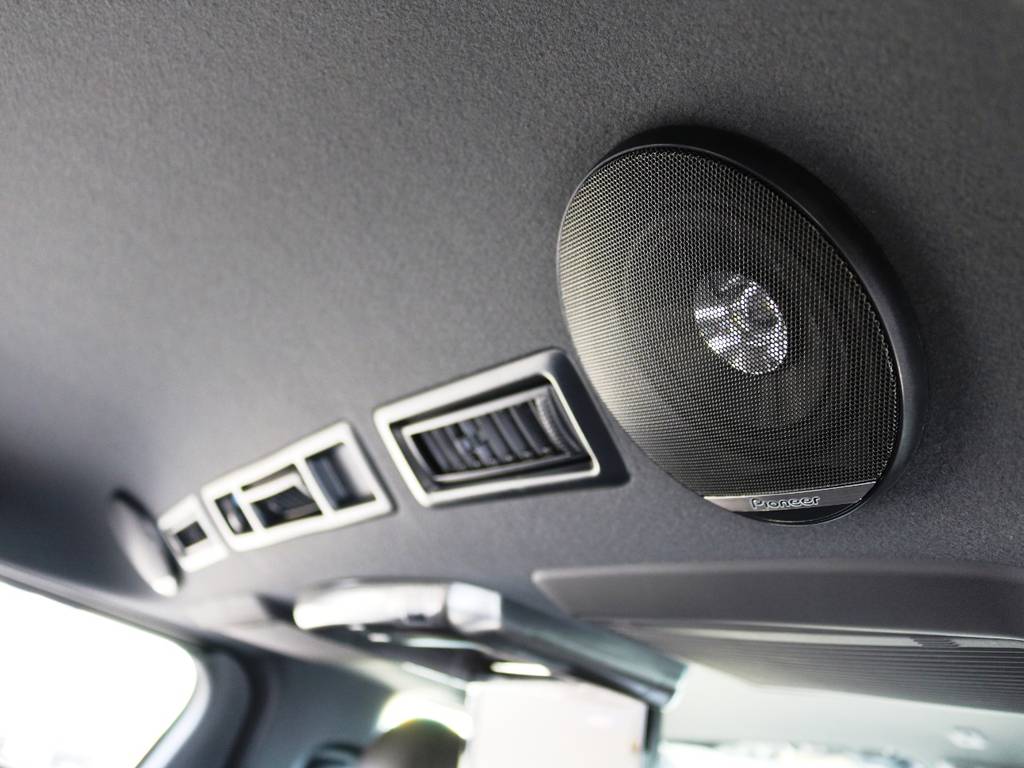 パイオニア製スピーカーを、リアルーフスピーカーとして増設施行済み♪