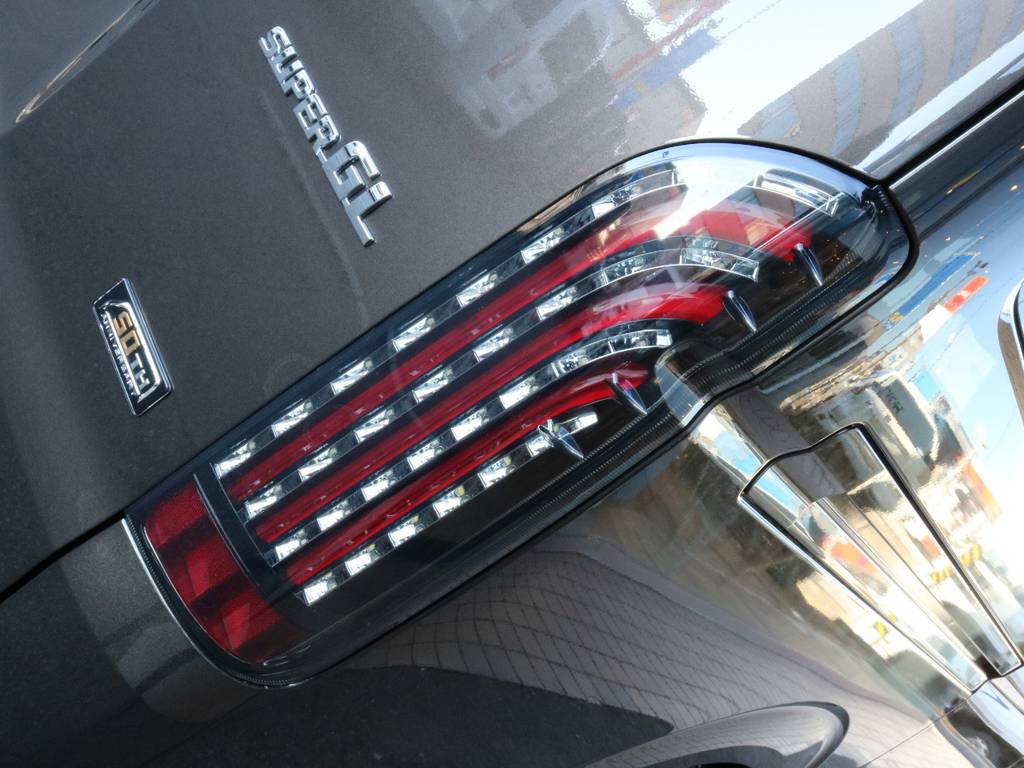 バックガイドモニター付きで車庫入れも安心です!!